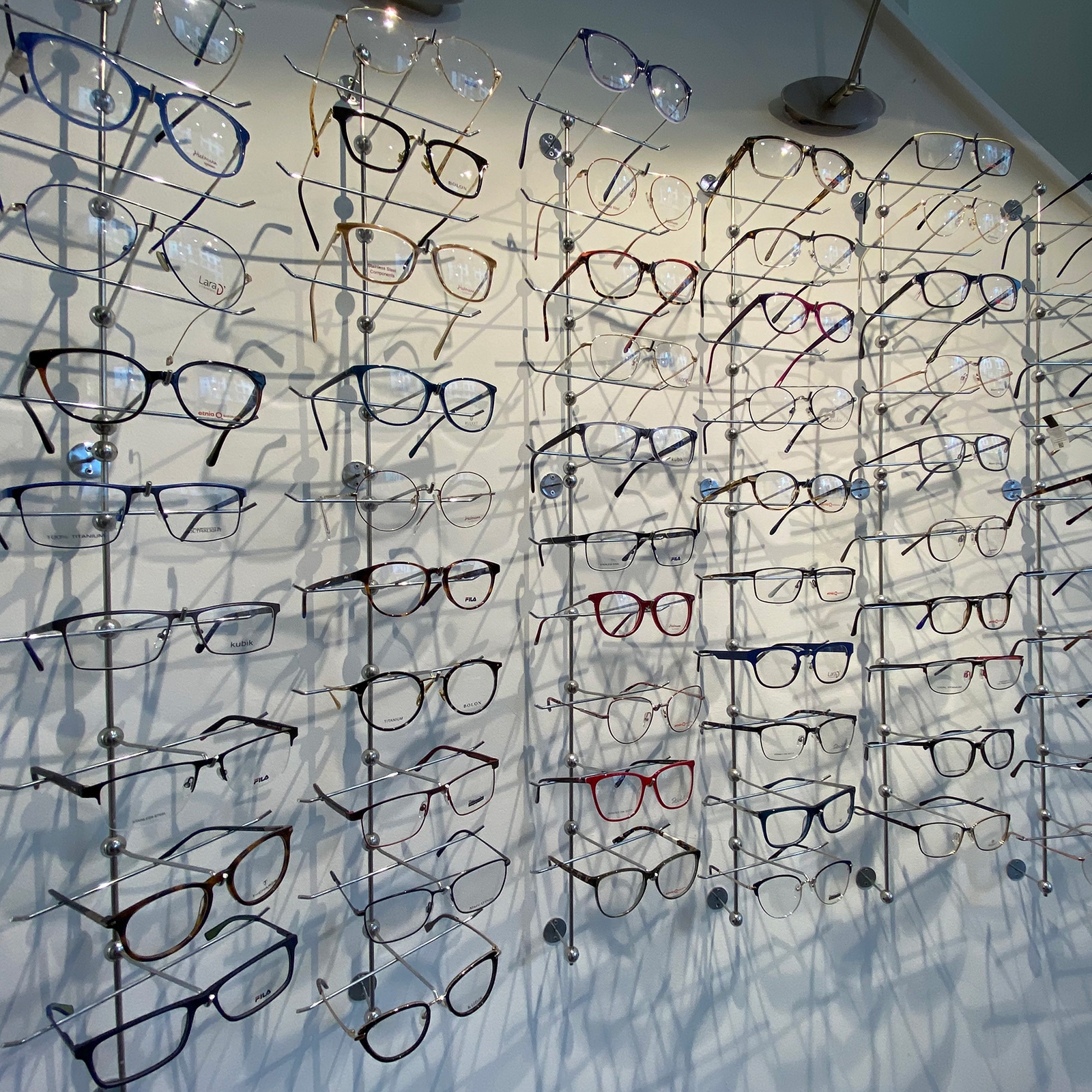 Extenso muestrario de monturas y gafas de sol