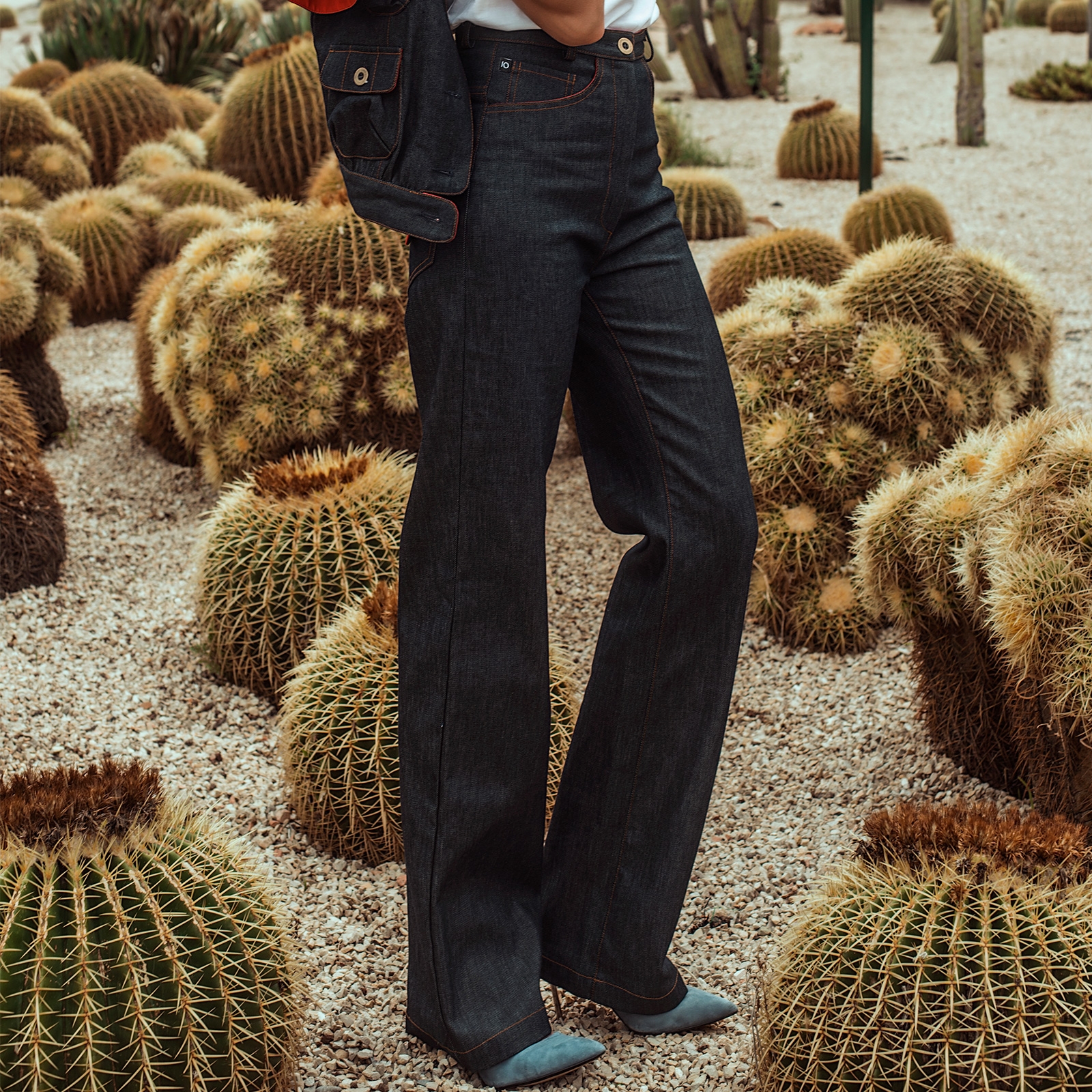 Pantalón tejano de algodón 100% con cintura alta, cosido a mano en España | IO DREAMS moda sostenible