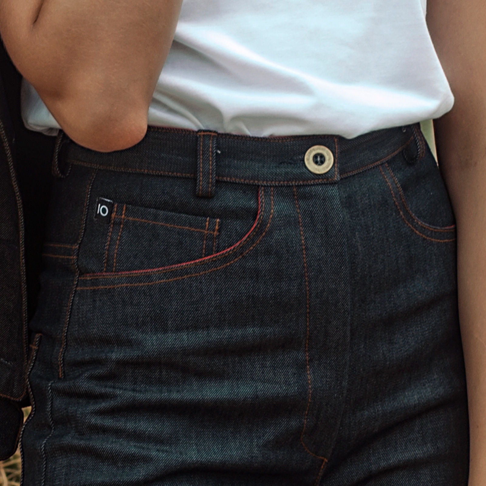 Detalle del tejano Antik de IO DREAMS, hecho a mano, moda sostenible