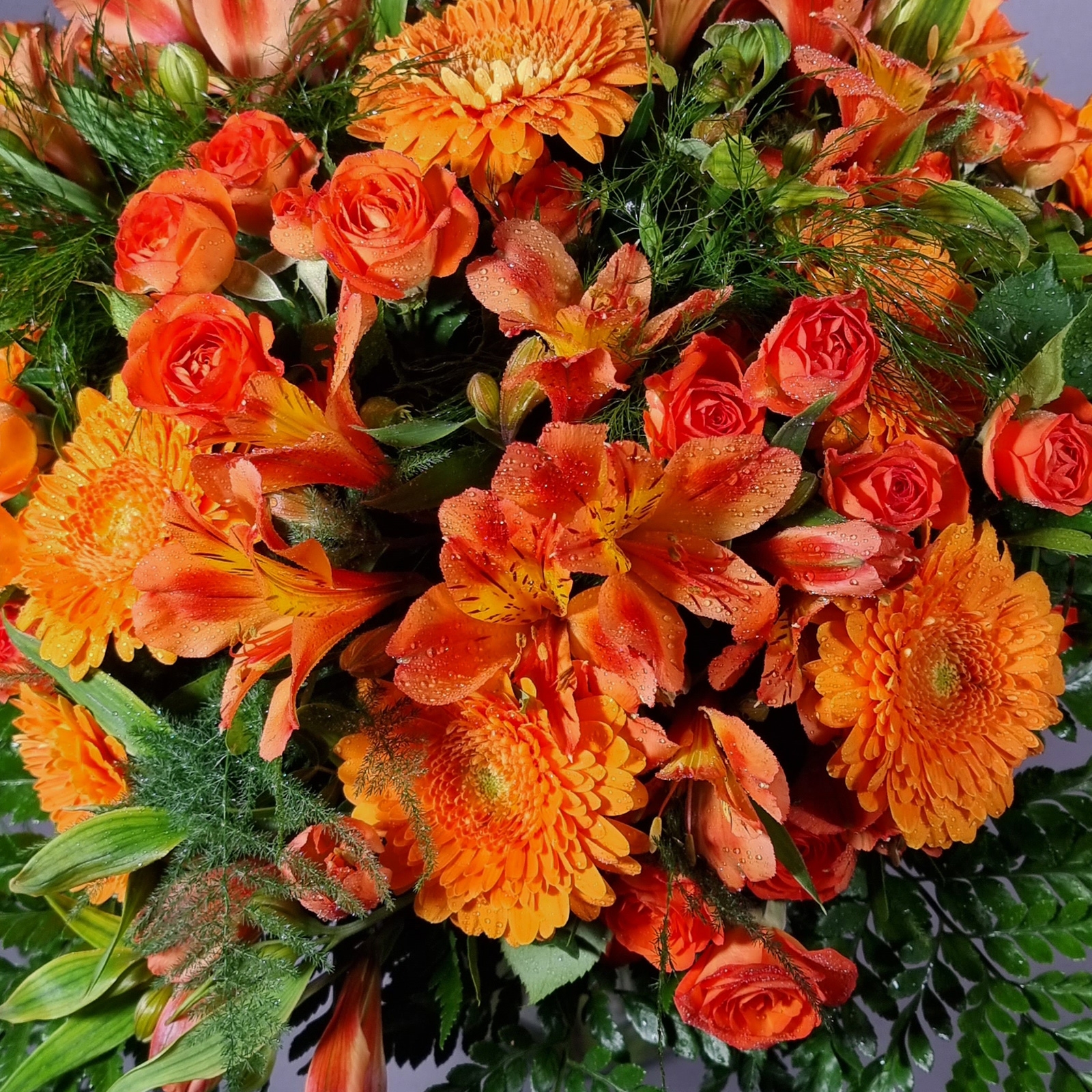 Ramo de flores con rosas ramificadas, mini gerberas y alstromelias de Flowers and Events