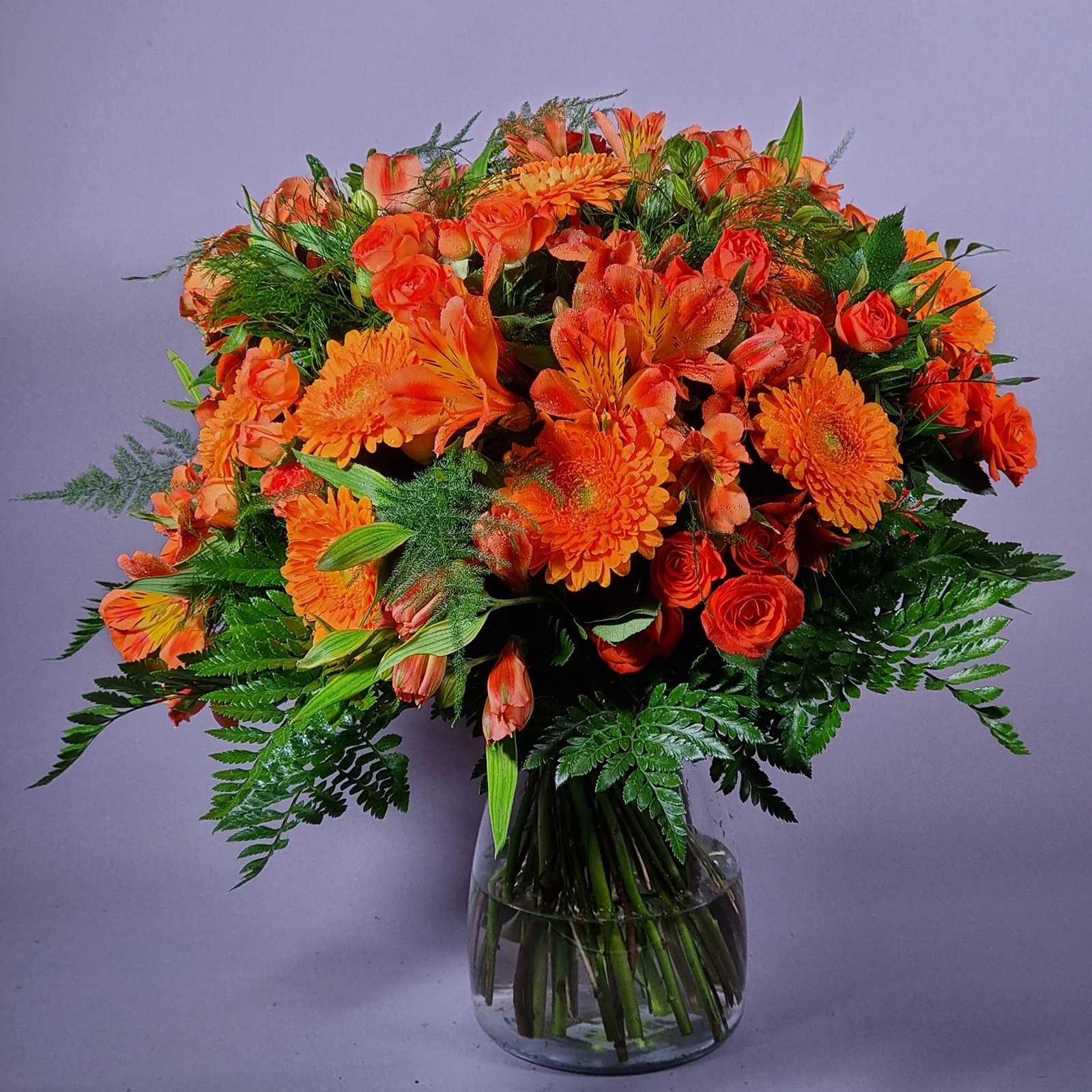 Ramo de flor natural rosa ramificada, mini gerbera y alstromelia de Flowers and Events