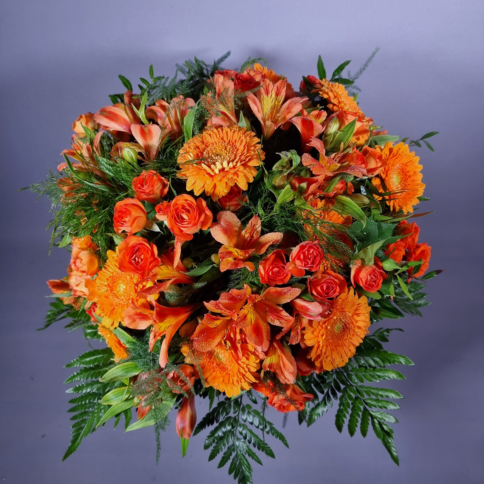 Regala flores por el dia de la madre rosa ramificada, mini gerbera y alstromelia de Flowers and Events