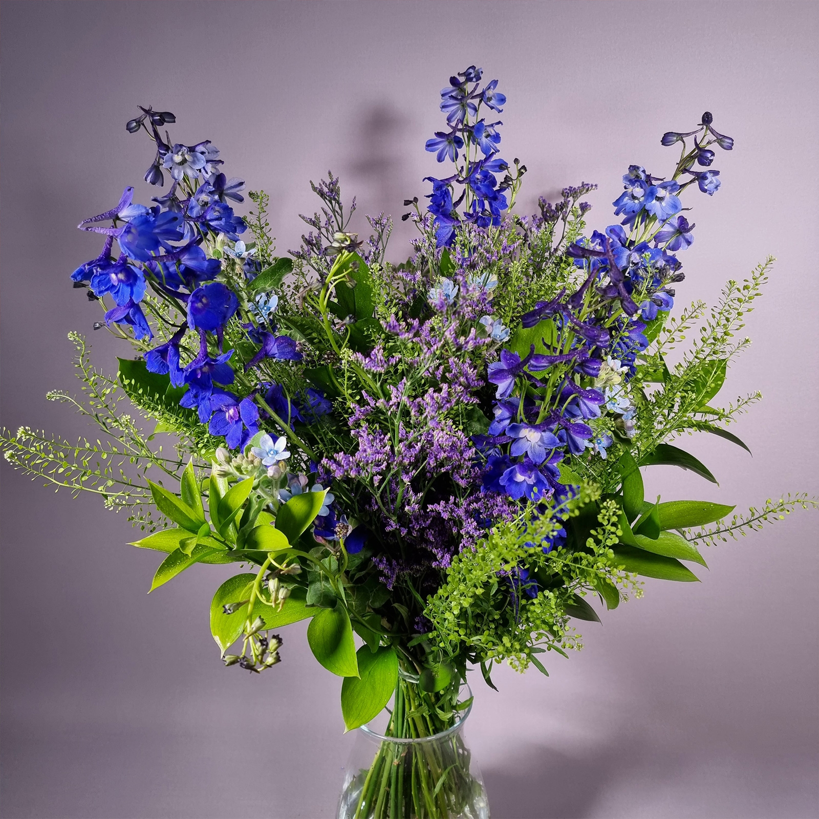 Ramo de estilo silvestre con delphinium, oxipetalum, limonium,lepidium y ruscus