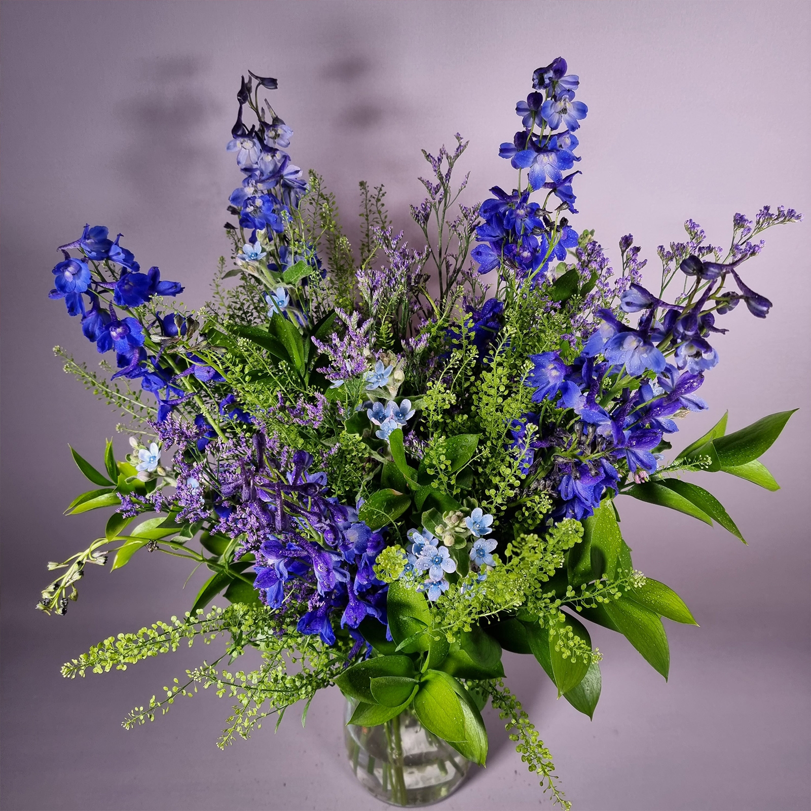 Ramo en tonos morados de estilo silvestre - Feliz da de la madre - Entrega a domicilio en San Sebastin Donostia, Astigarraga, Hernani, Rentera y Lasarte