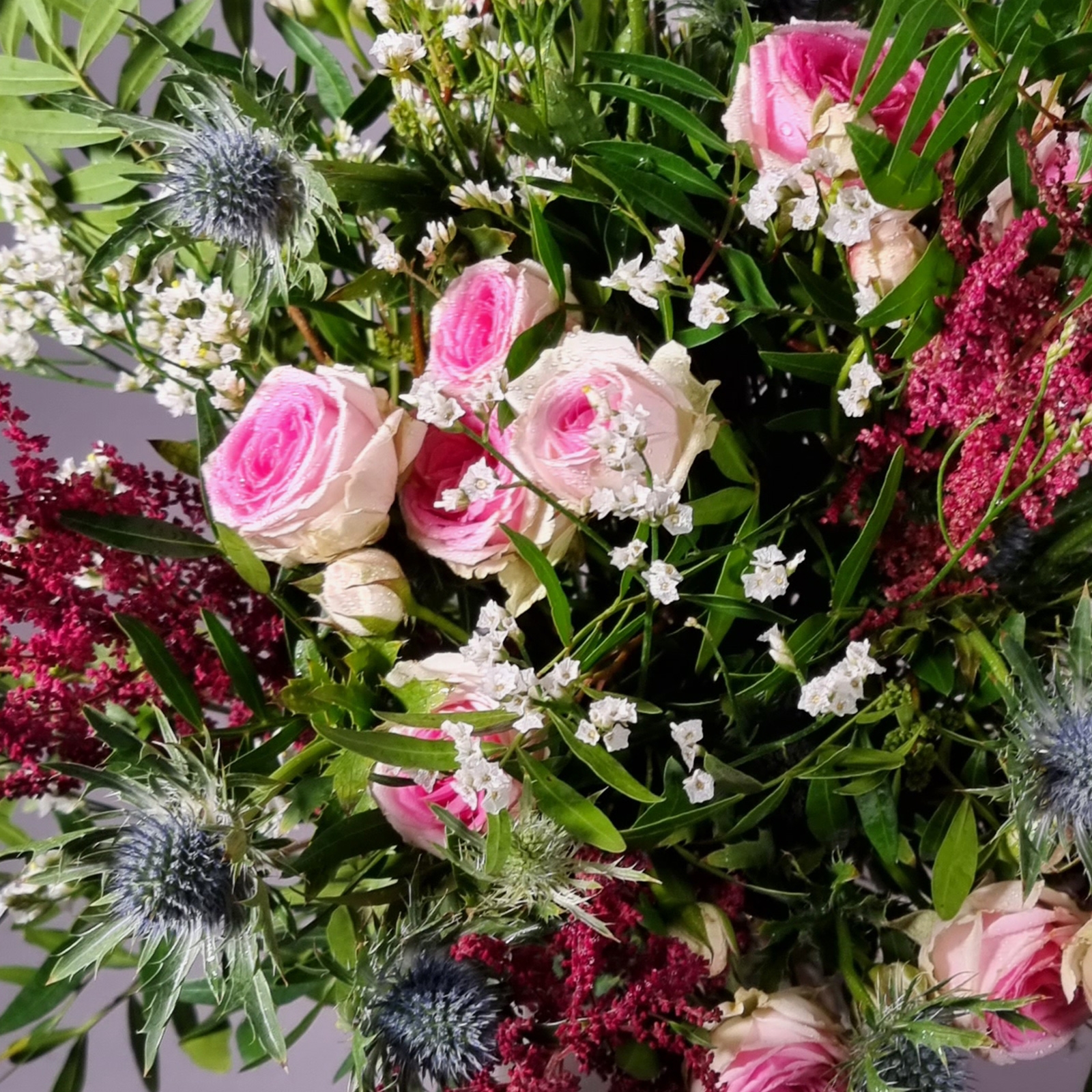 Ramo silvestre de flor fresca rosa ramificada, astilbe, cardo, limonium y tlaspi de Flowers and Events by Josu Irizar