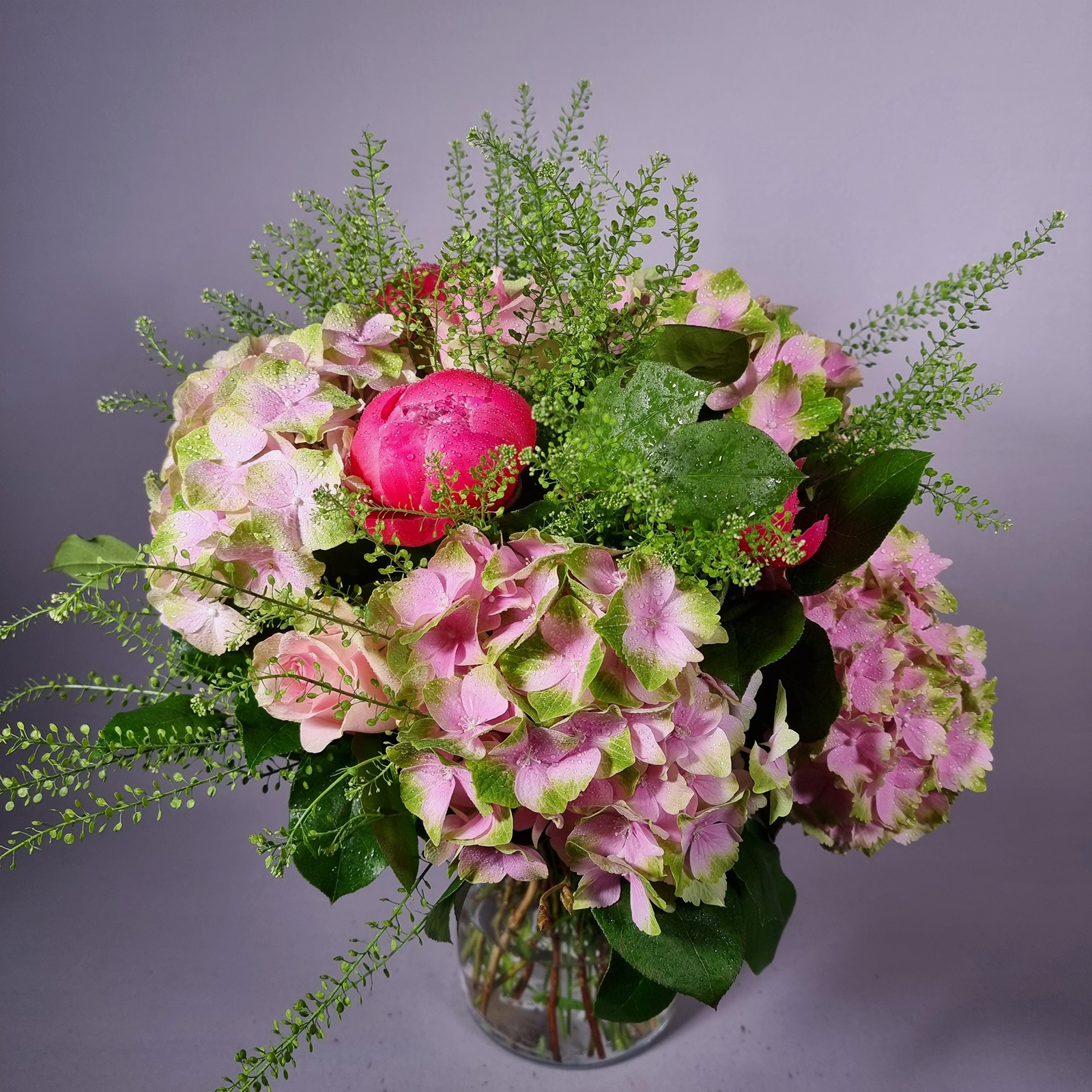 Ramo de hortensias, peonas y rosas en tonos rosas, entrega a domicilio en Donostia San Sebastin, Astigarraga, Hernani, Rentera y Lasarte.