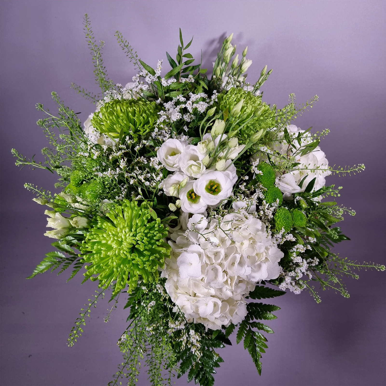 Ramo de flor fresca en verde y blanco, elegante y fresco de Flowers and Events con entrega a domicilio