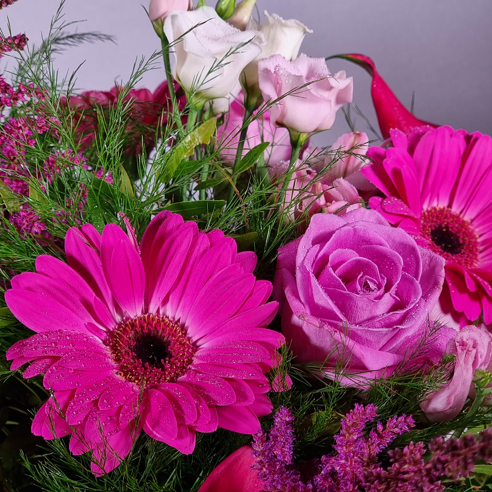 Detalle del ramo de flores astilbe, gerbera, calas, lisianthus y rosas | Flowers and Events by Josu Irizar