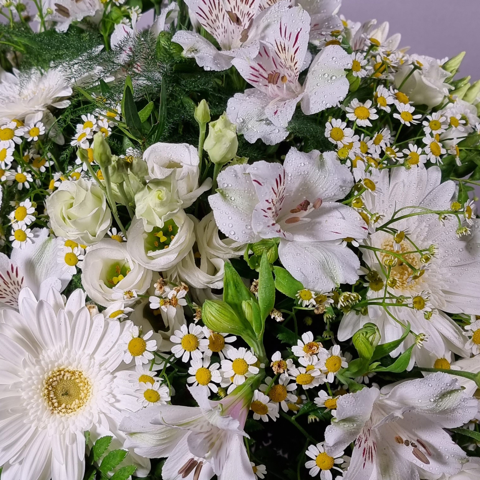 Detalle del ramo de flores astroemeria, gerbera, lisianthus y tana en tonos blancos | Flowers and Events by Josu Irizar