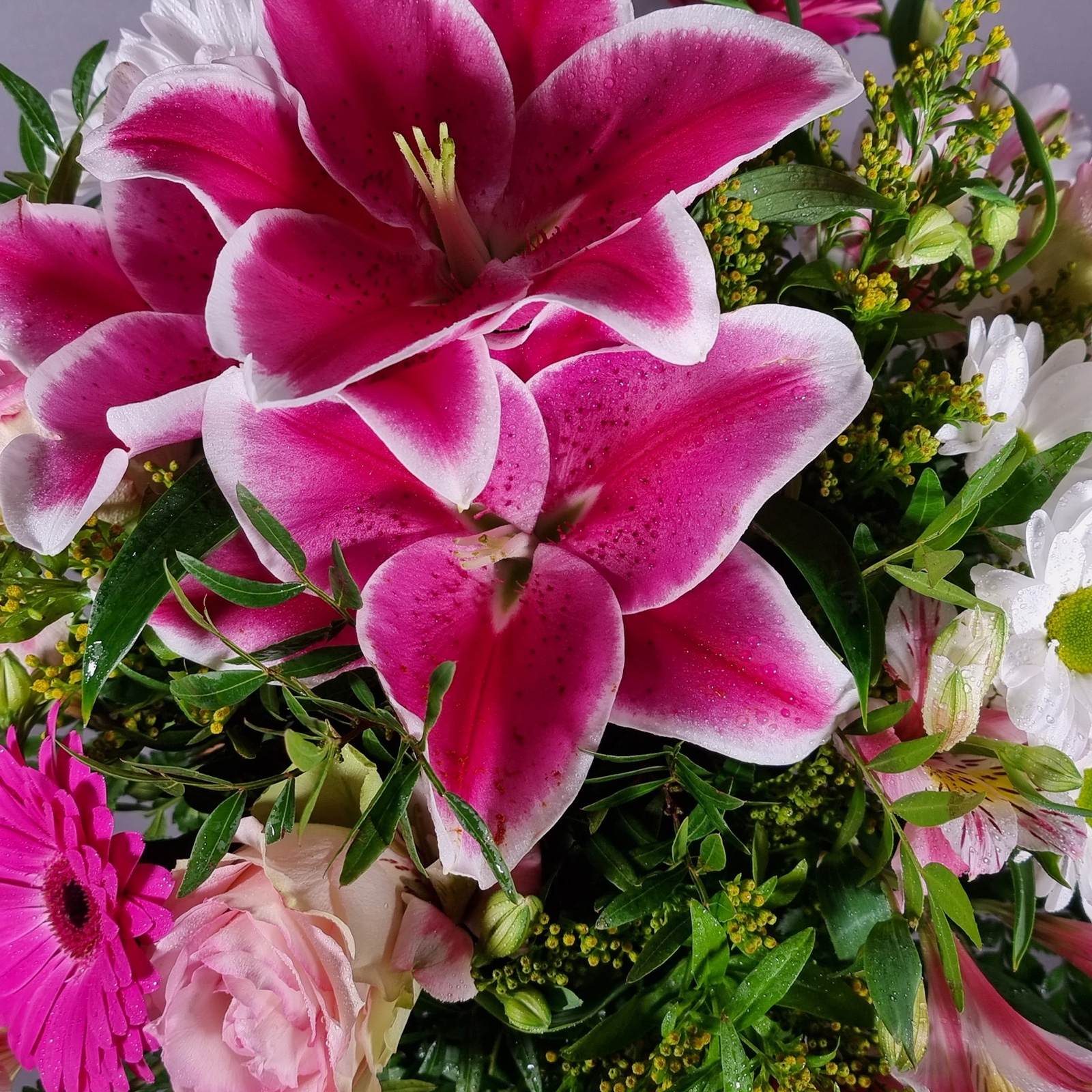 Detalle del ramo de flores lilium oriental, gerbera, rosas, alstroemeria, margarita y solidago en tonos blancos | Flowers and Events by Josu Irizar