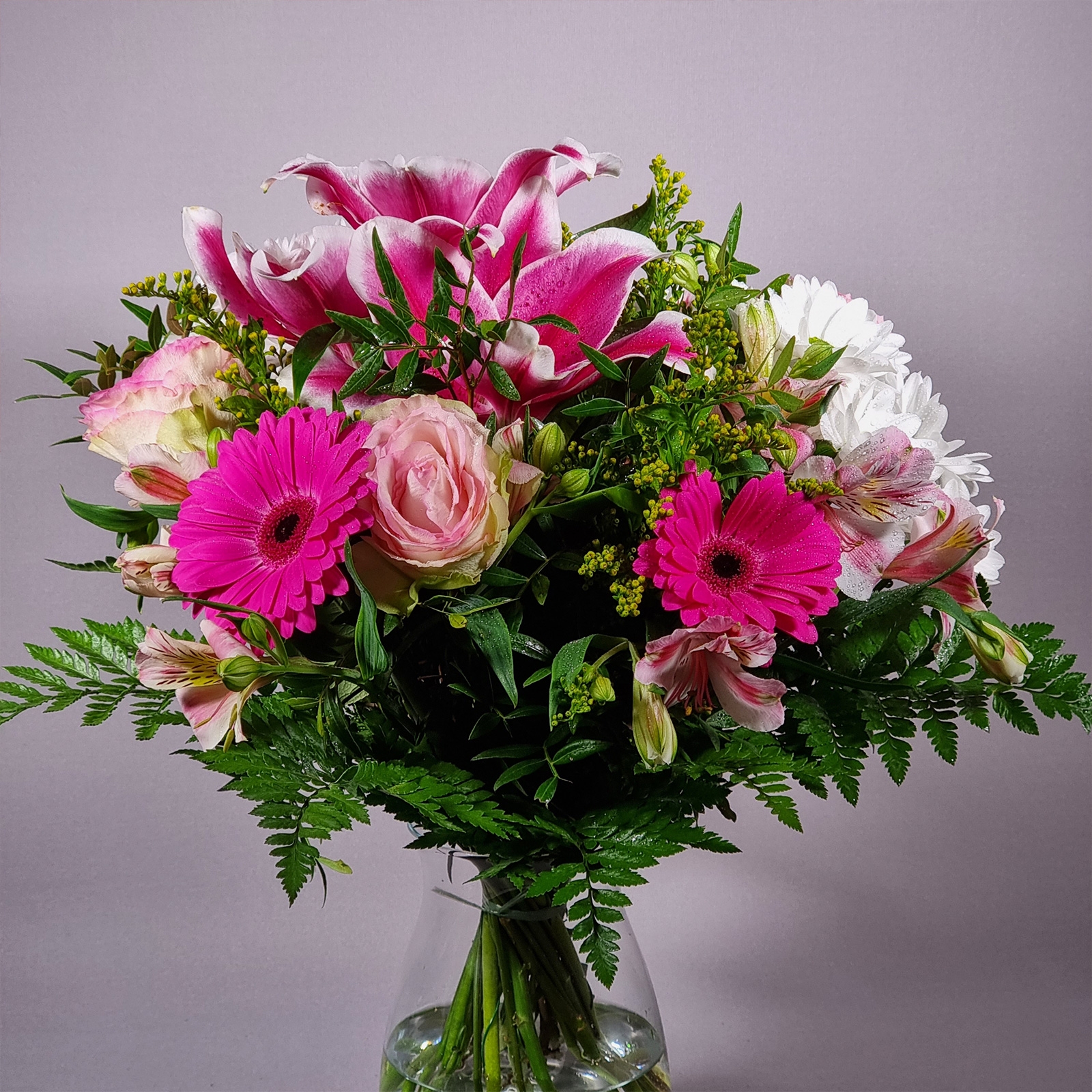 Regala flores. Ramo de lilium oriental, gerbera, rosas, alstroemeria, margarita y solidago de Flowers and Events