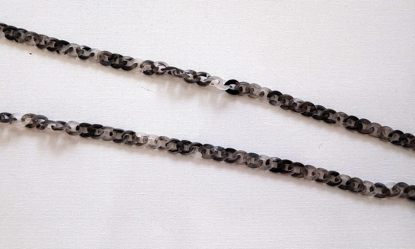 Cadena malla gris para gafas y mascarilla