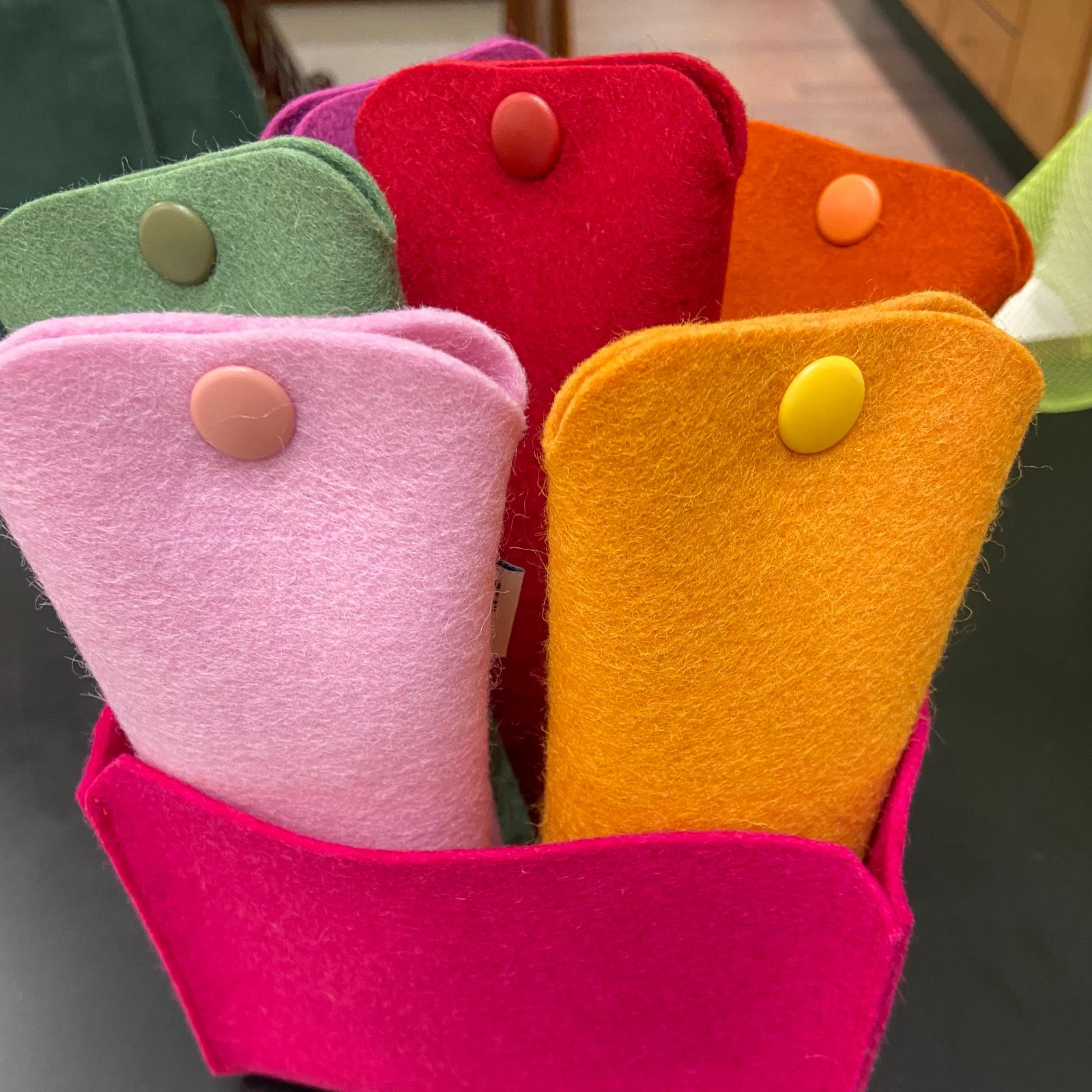 Funda artesanal para gafa en fieltro amarillo