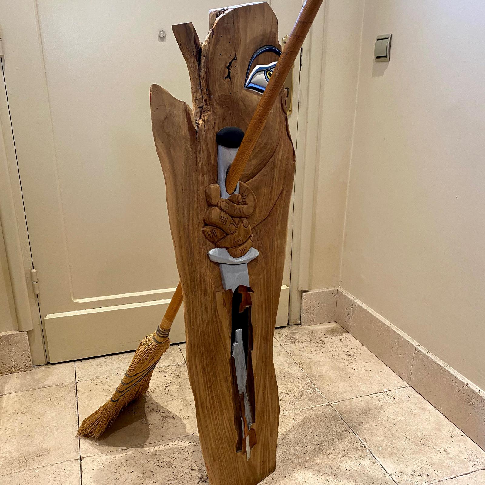 Talla en madera de Bruja con Escoba