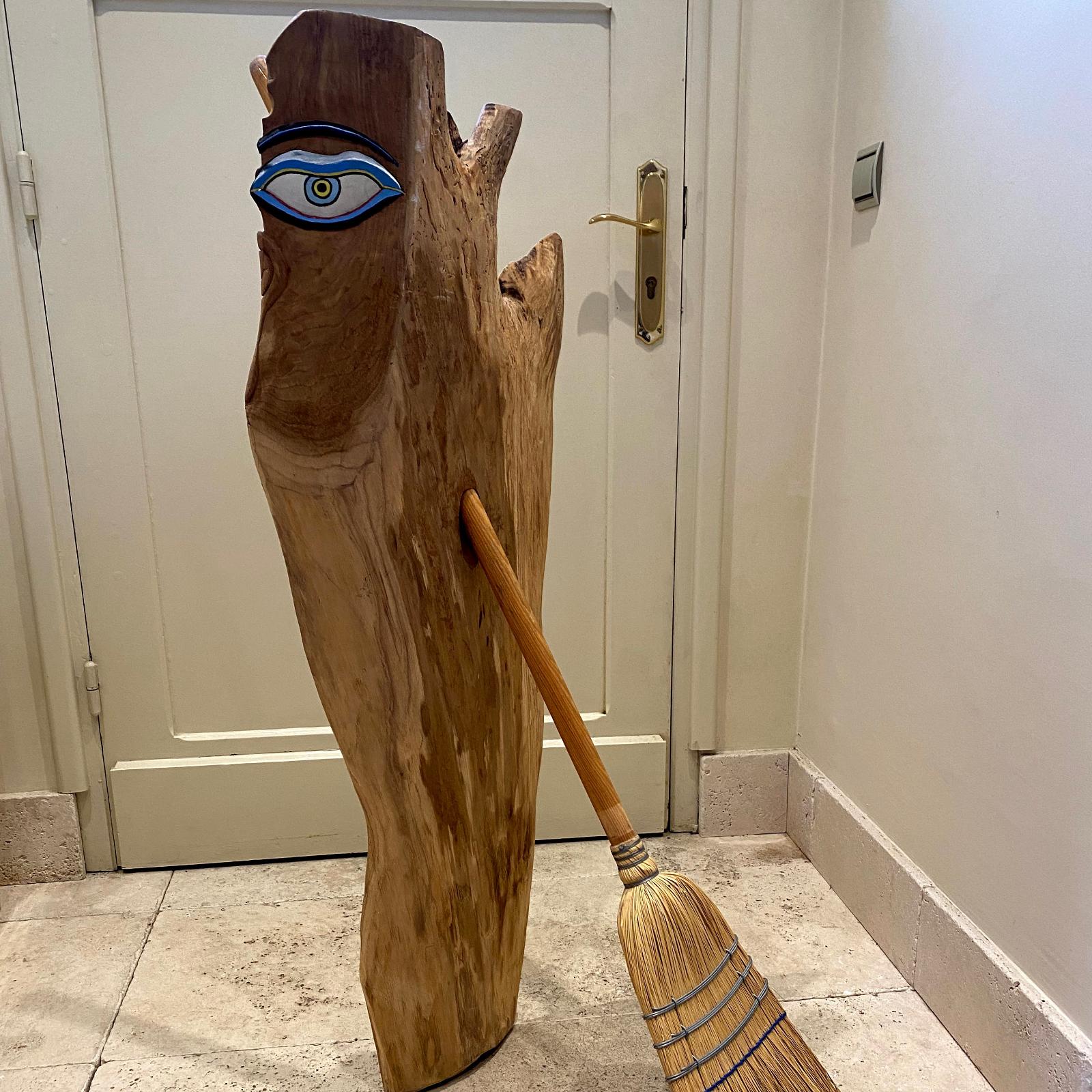Talla en madera de Bruja con Escoba