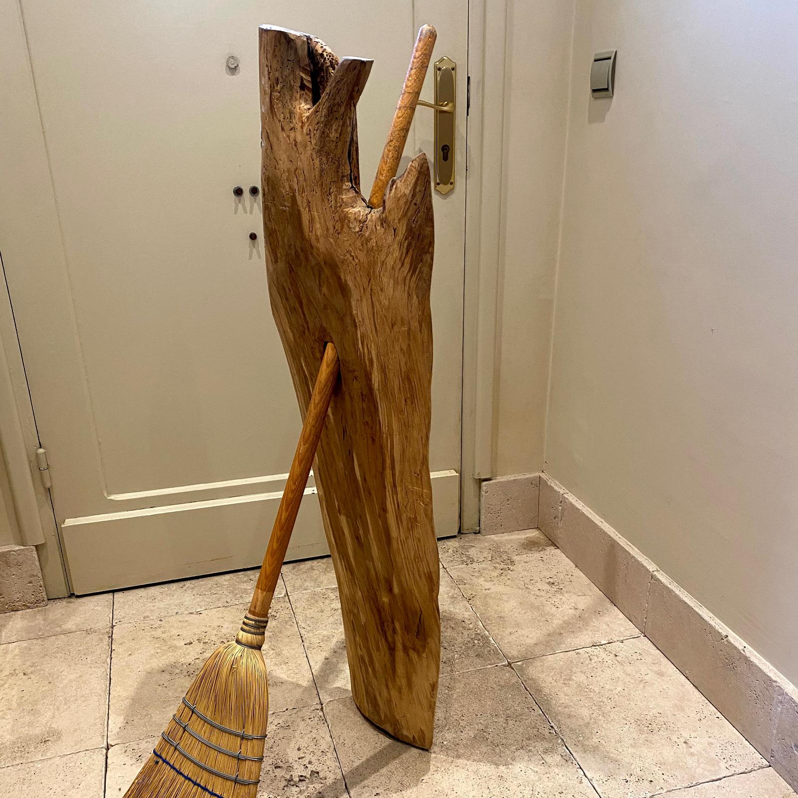 Talla en madera de Bruja con Escoba