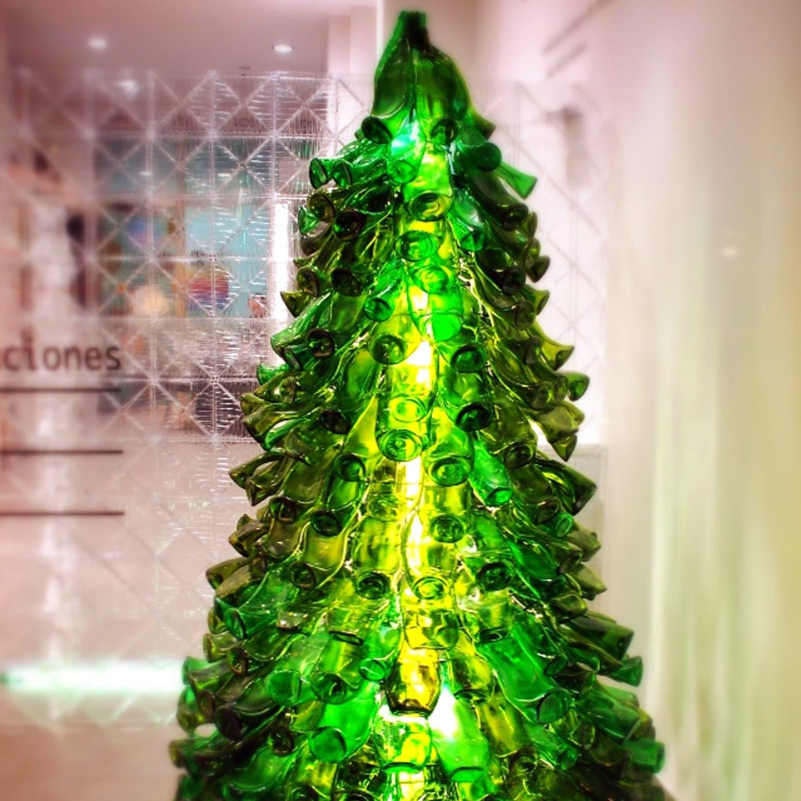 rbol decorativo hecho con botellas de cristal fundido