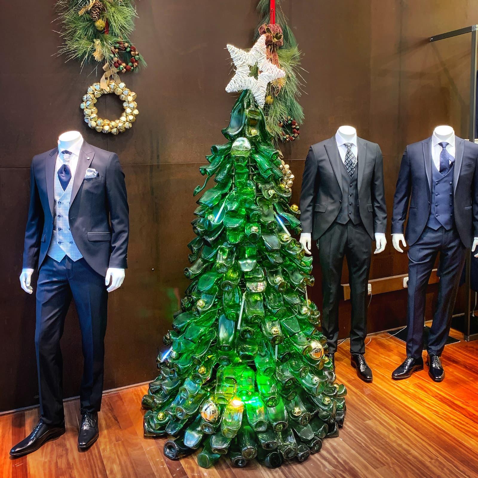 rbol decorativo hecho con botellas de cristal fundido