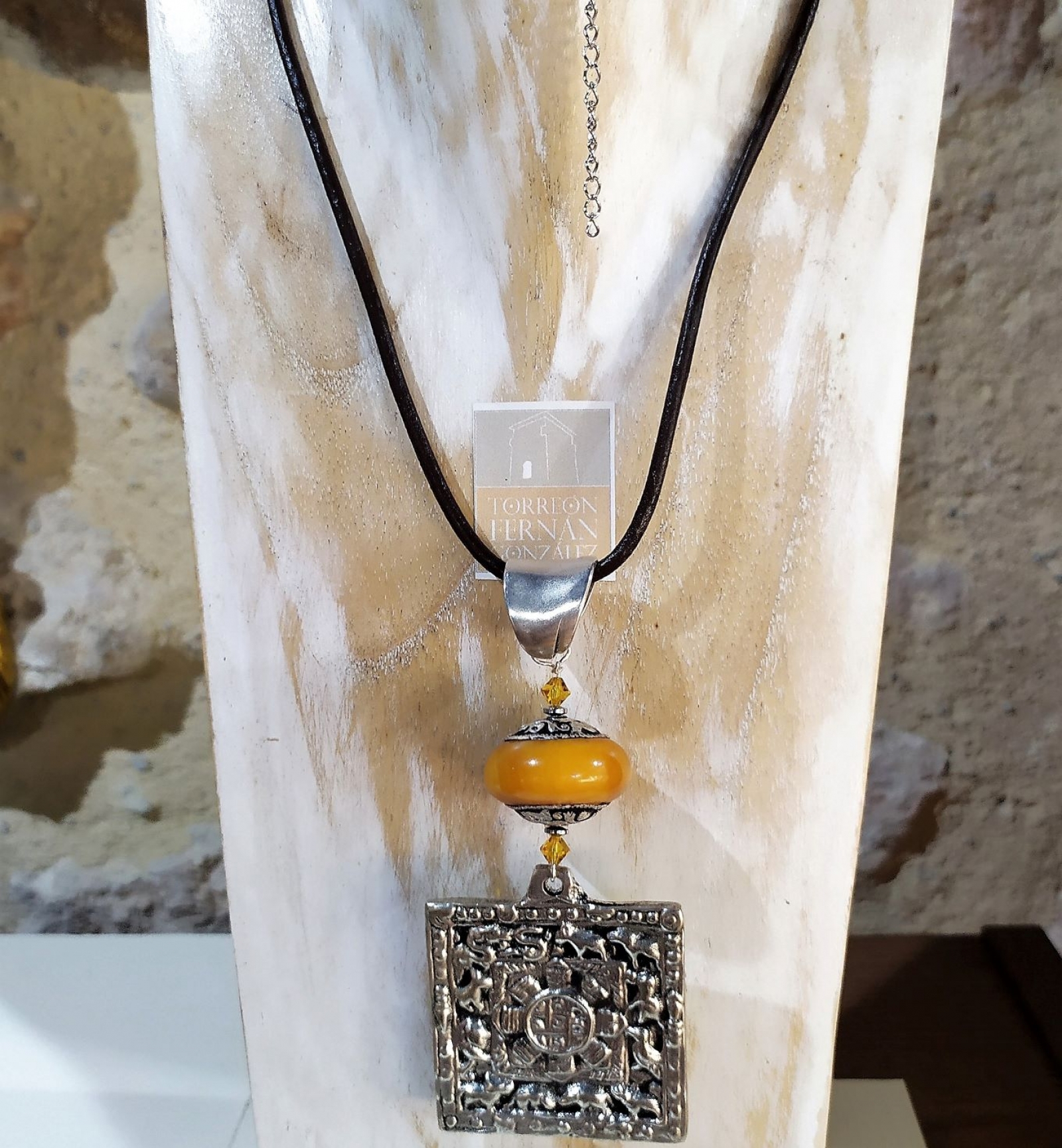 COLGANTE METLICO CALENDARIO Y CORDN CUERO