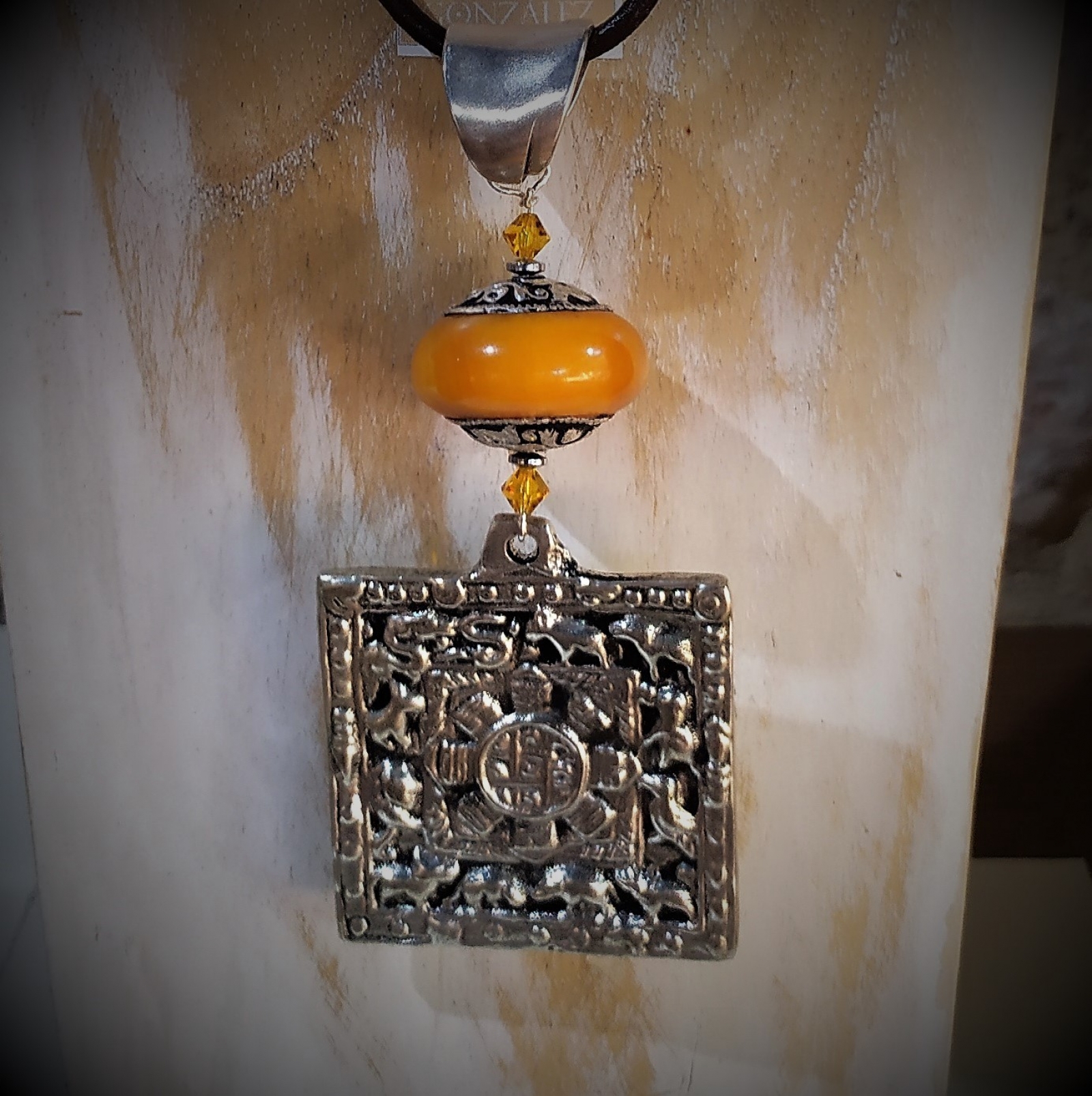 COLGANTE METÁLICO CALENDARIO Y CORDÓN CUERO