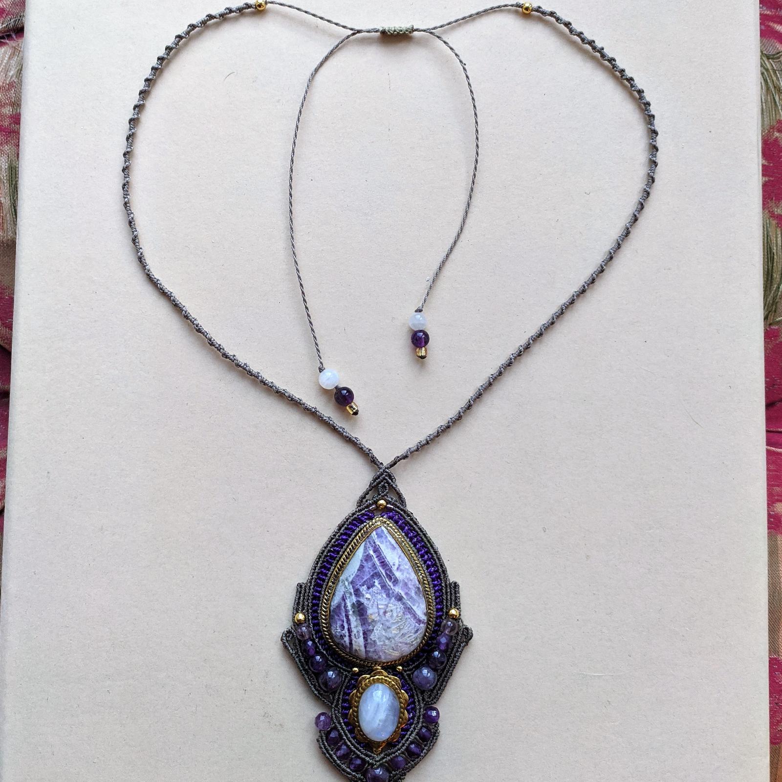 COLGANTE MICROMACRAMÉ CON PIEDRAS NATURALES