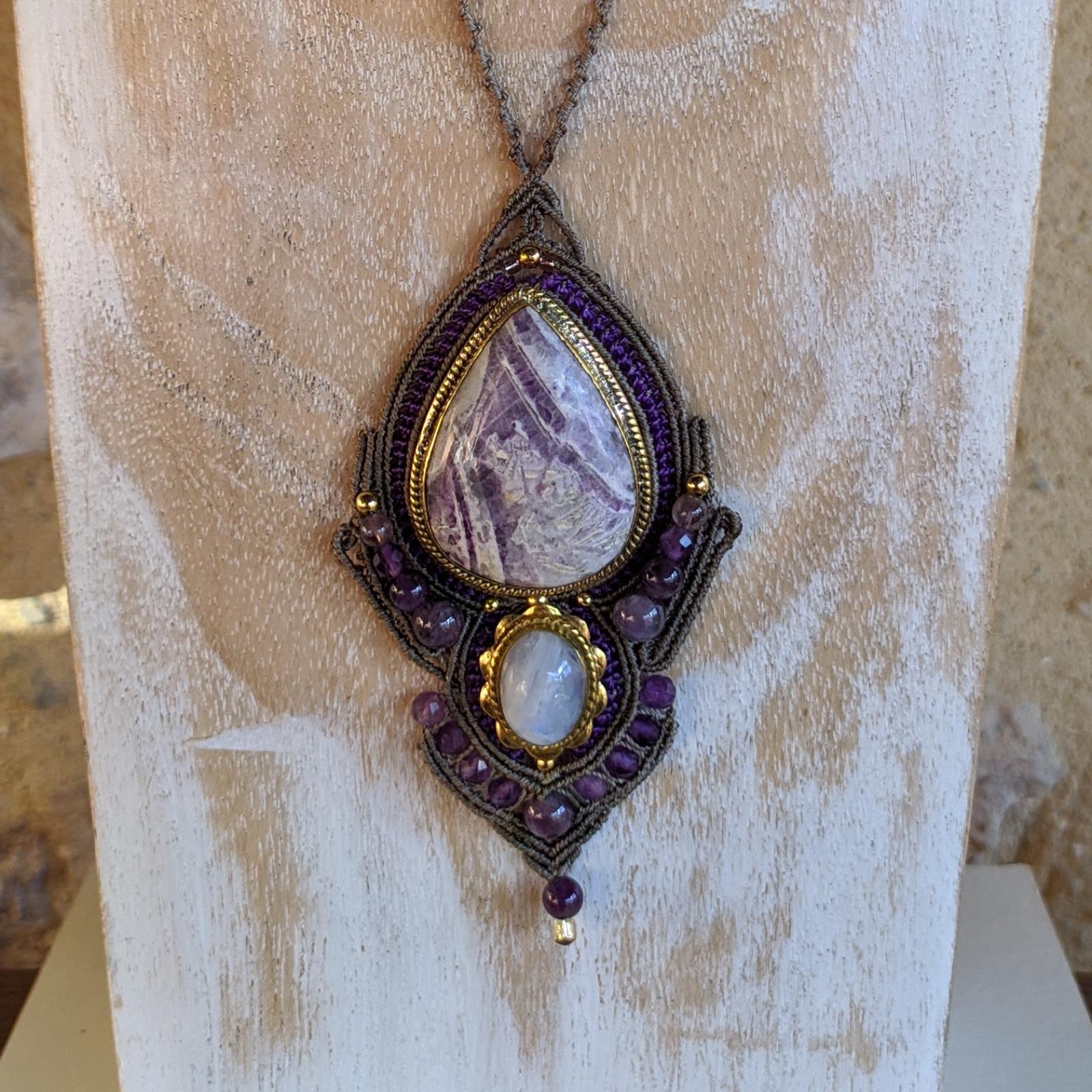 COLGANTE MICROMACRAMÉ CON PIEDRAS NATURALES