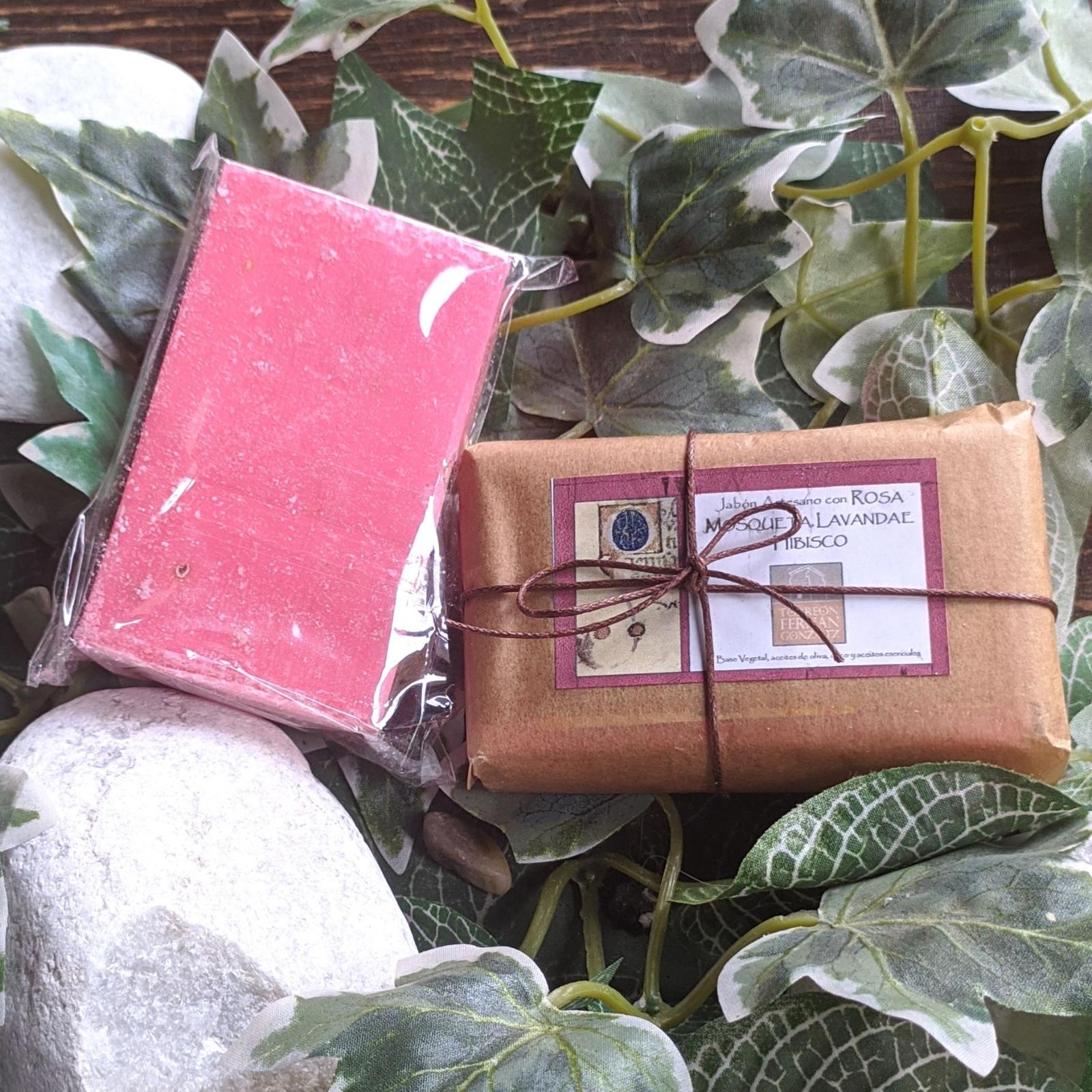 JABON ARTESANO ROSA MOSQUETA, LAVANDA E HIBISCUS con bolsito de yute