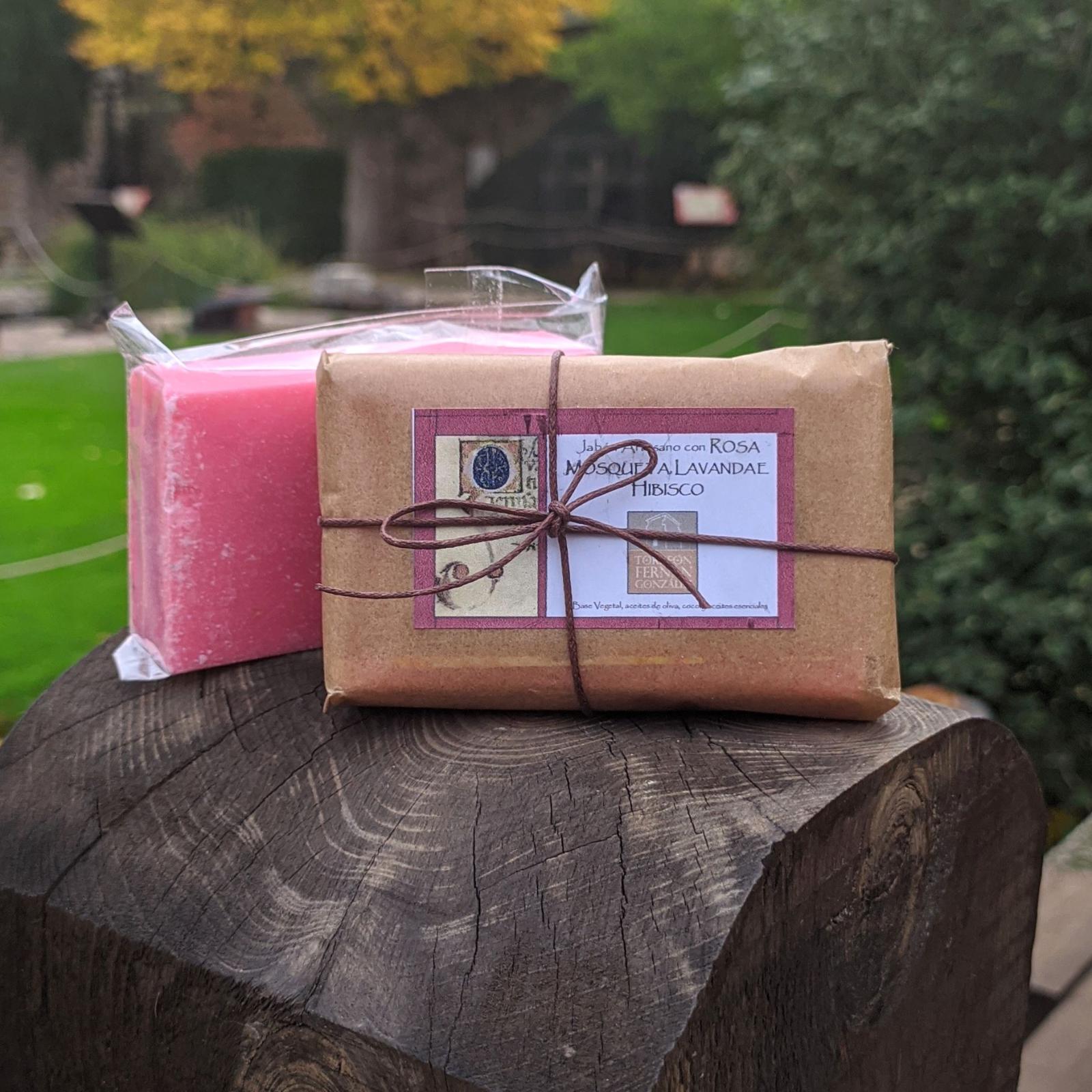 JABON ARTESANO ROSA MOSQUETA, LAVANDA E HIBISCUS con bolsito de yute