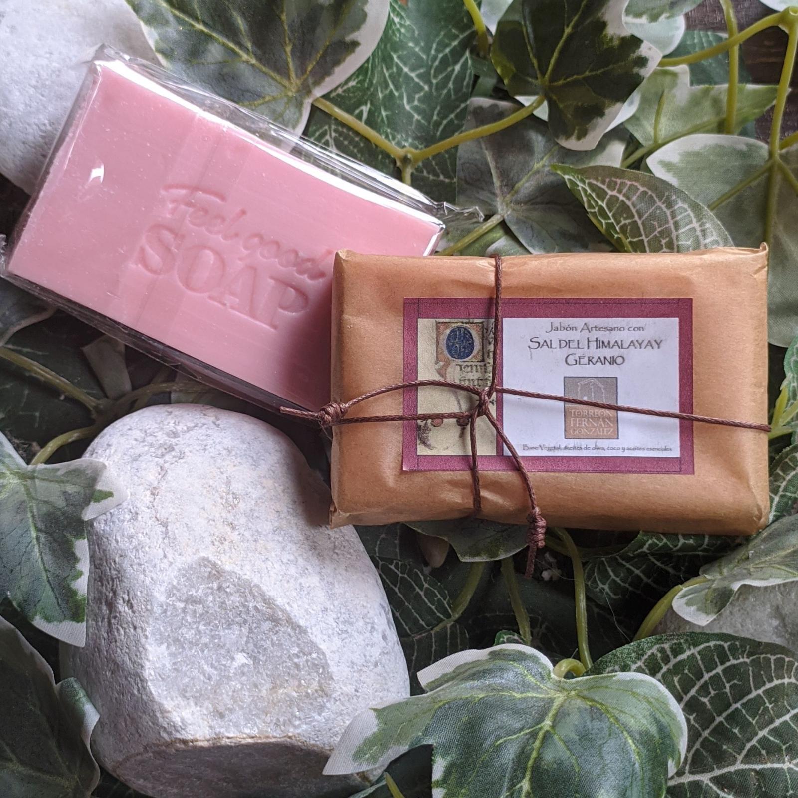 JABON ARTESANO SAL DEL HIMALAYA Y GERANIO  con bolsito de yute