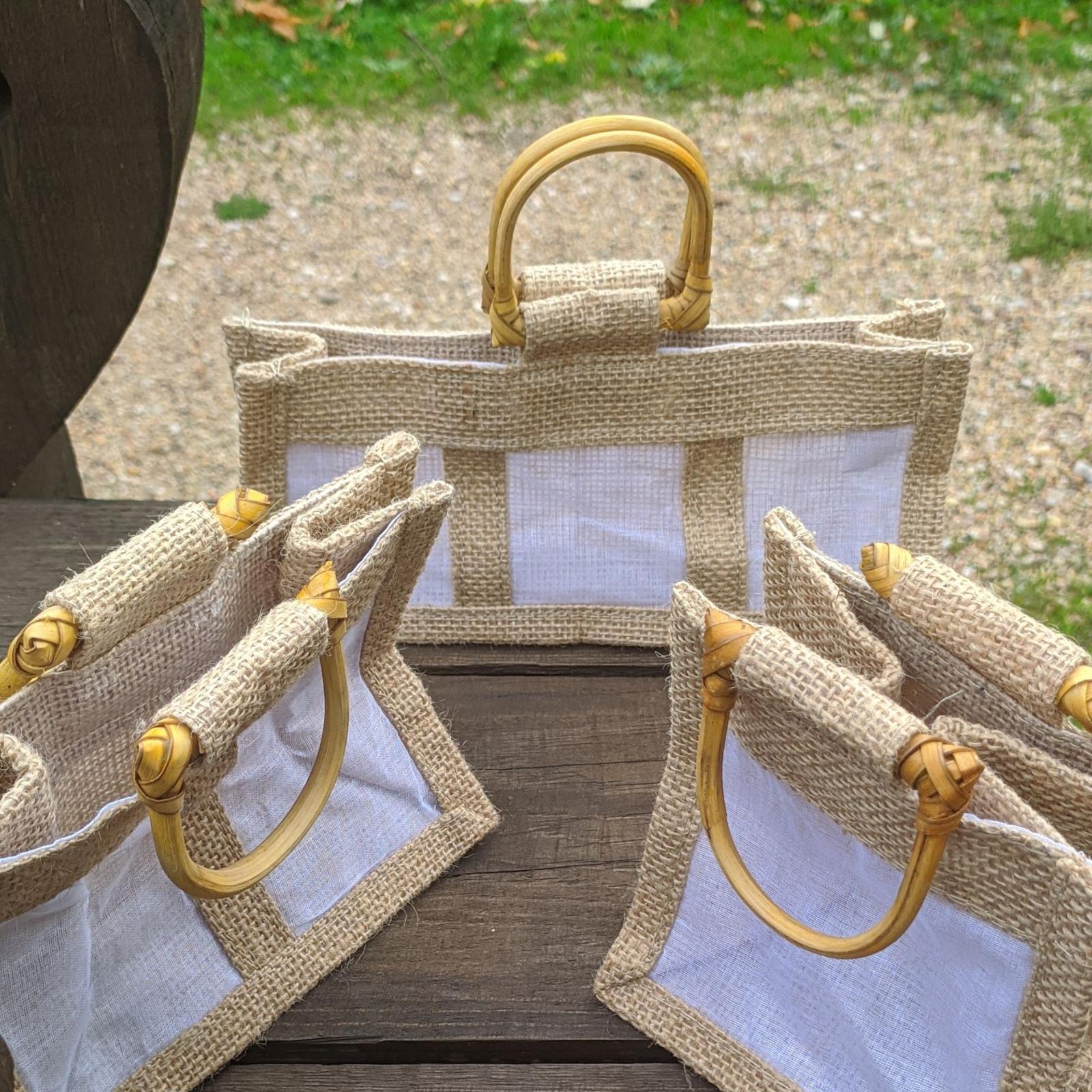 JABON ARTESANO CAMOMILA Y JAZMÍN  con bolsito de yute