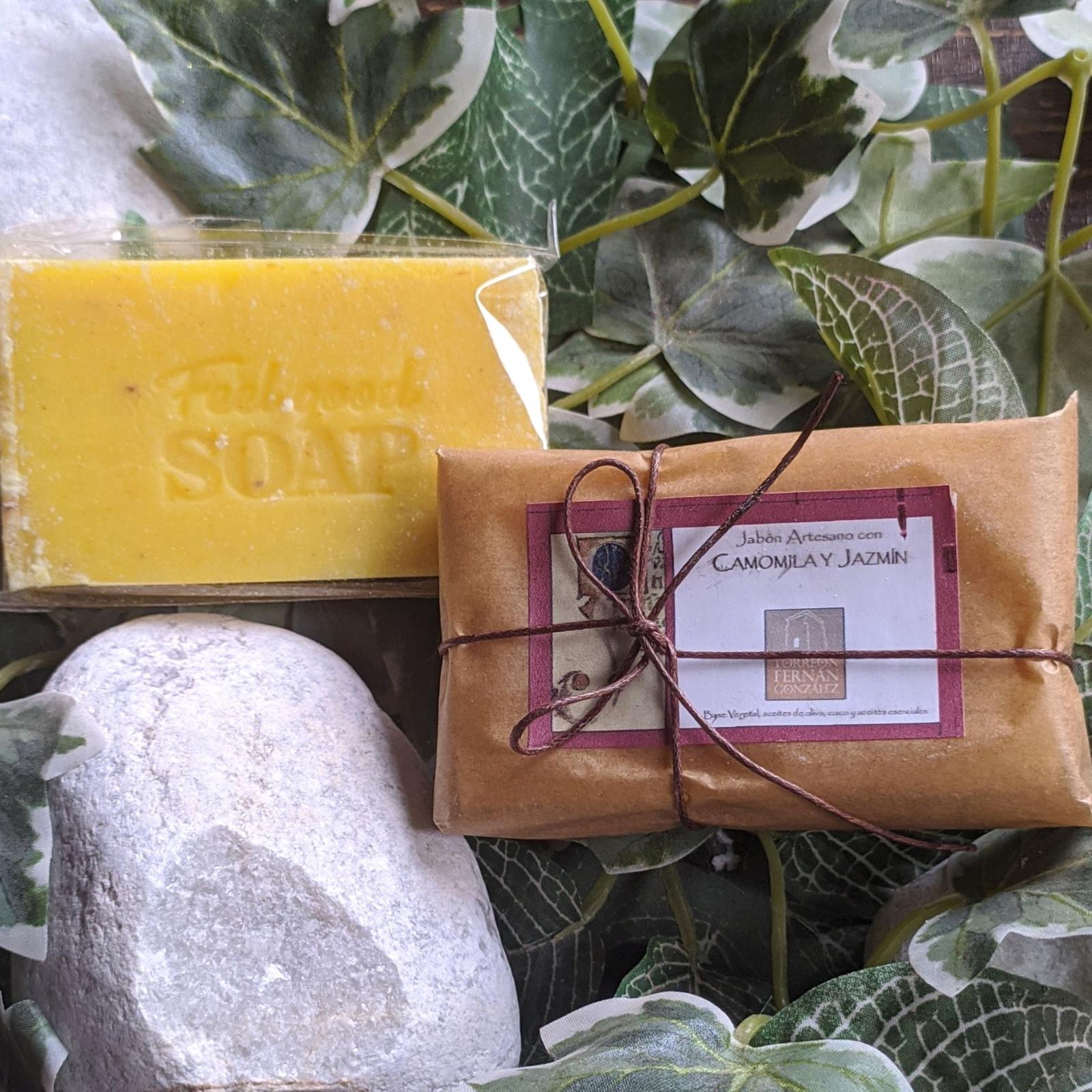 JABON ARTESANO CAMOMILA Y JAZMN  con bolsito de yute