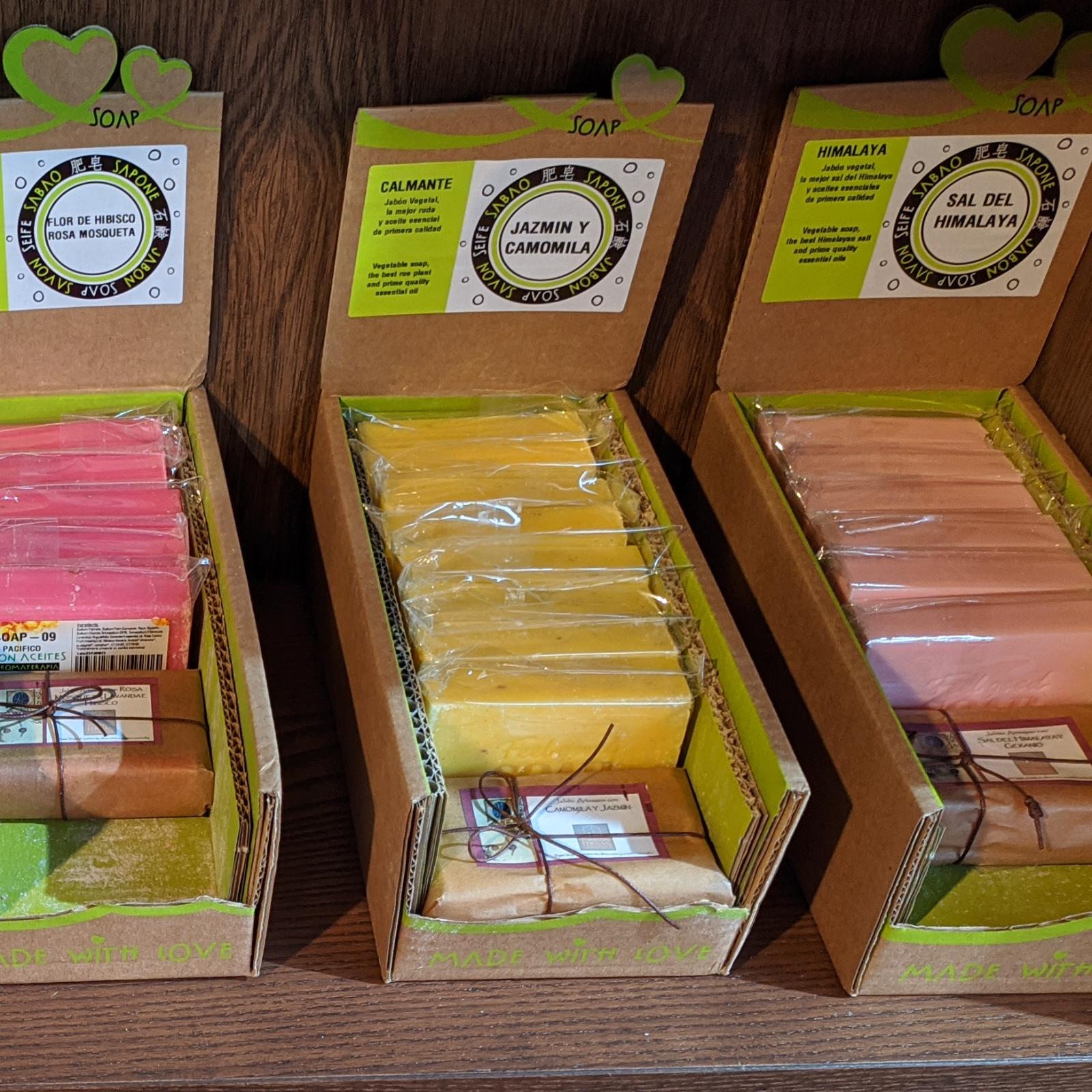 JABON ARTESANO CAMOMILA Y JAZMN  con bolsito de yute