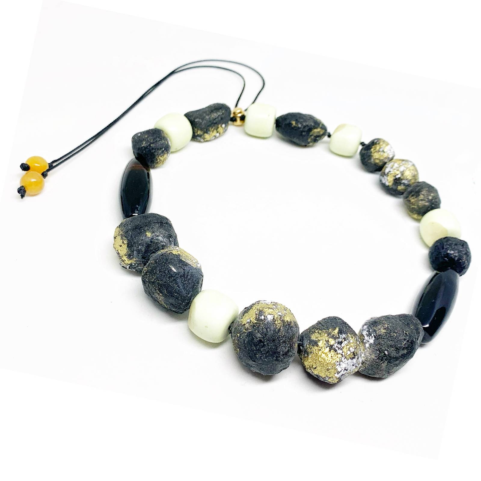 Collar Likene - artesana con abalorio y papel texturizado.