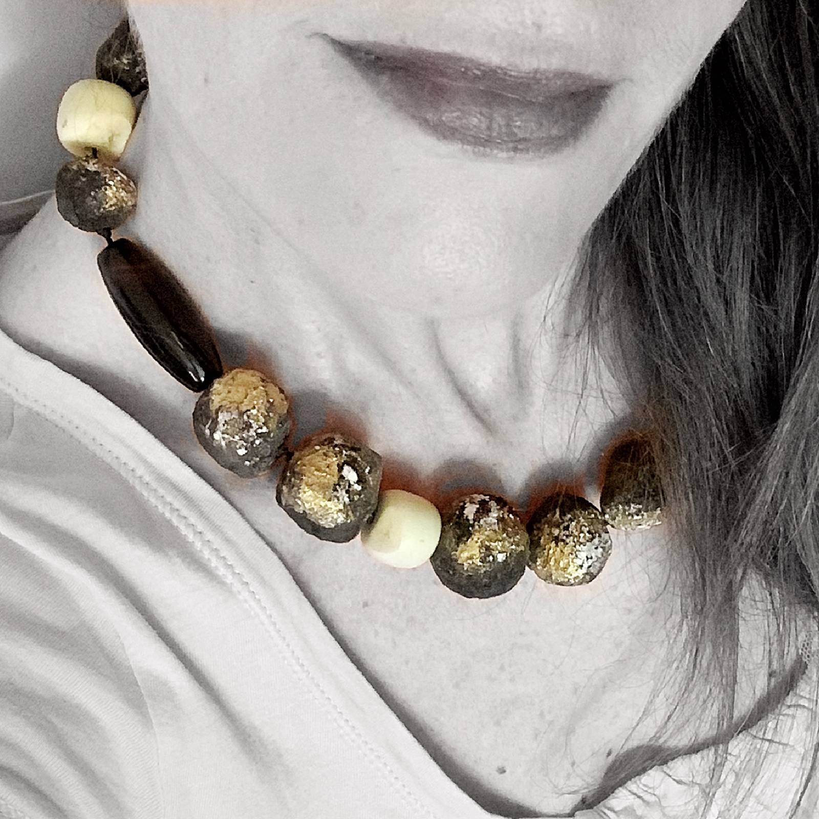 Collar Likene - artesanía con abalorio y papel texturizado.