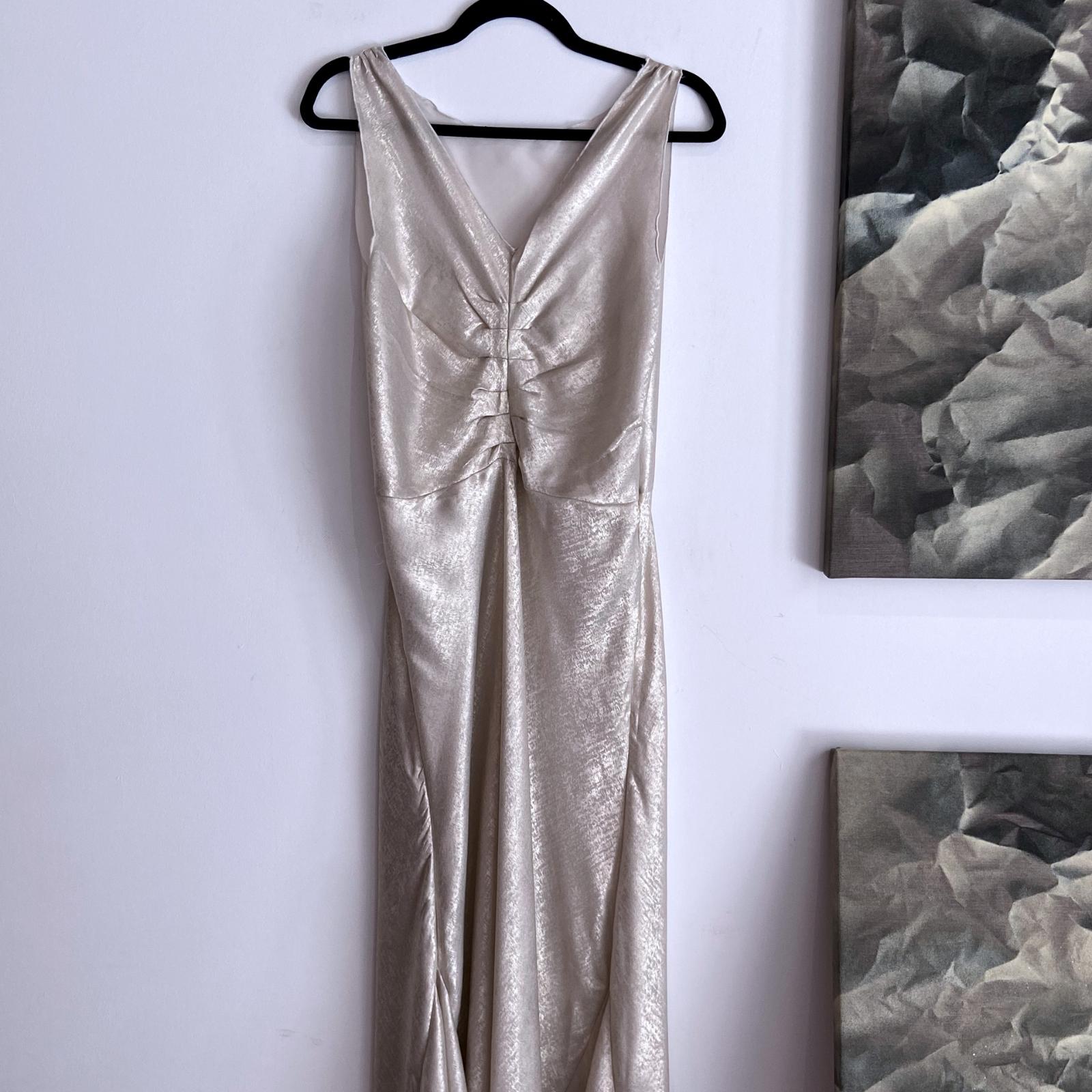 Vestido satinado plateado de viscosa