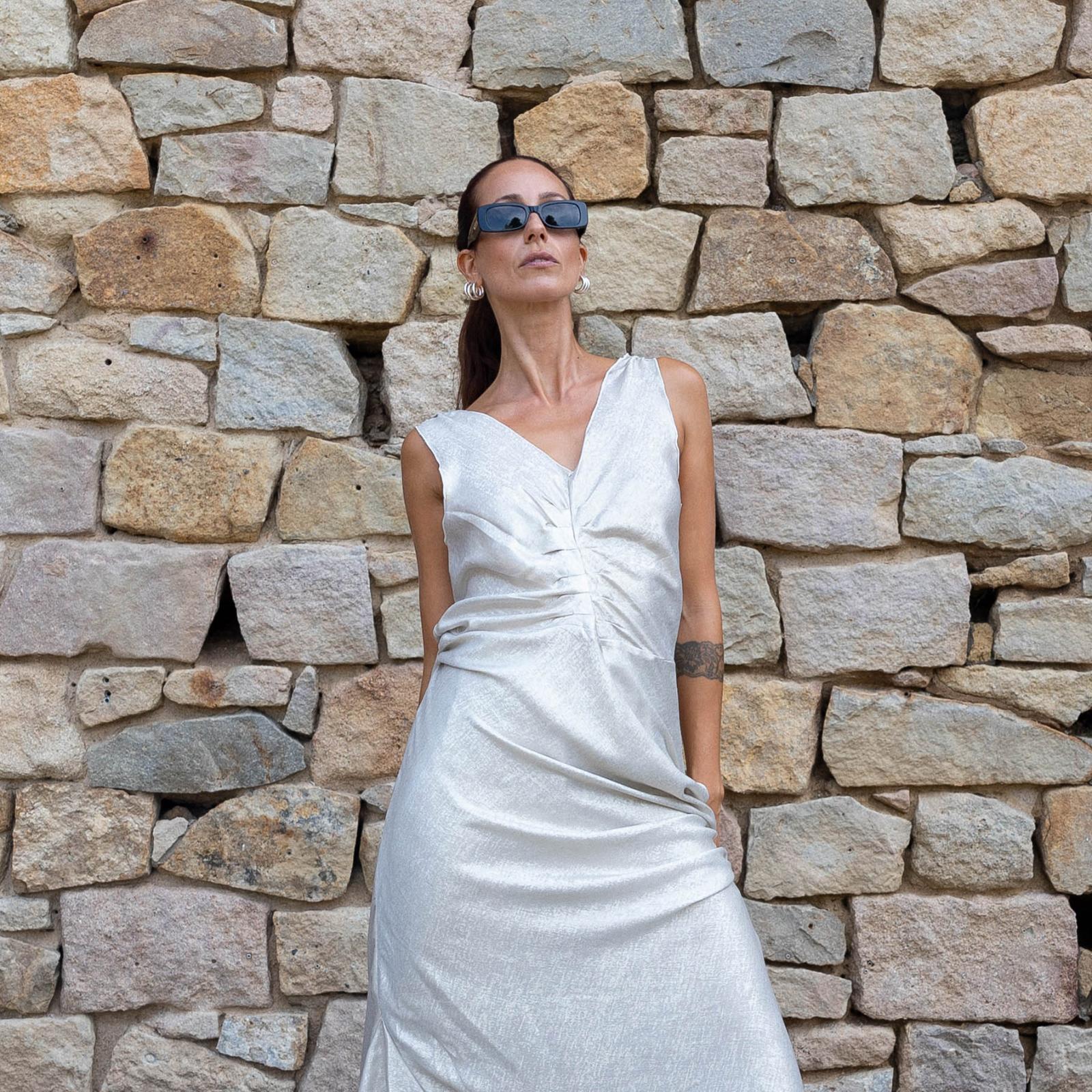 Vestido satinado plateado de viscosa