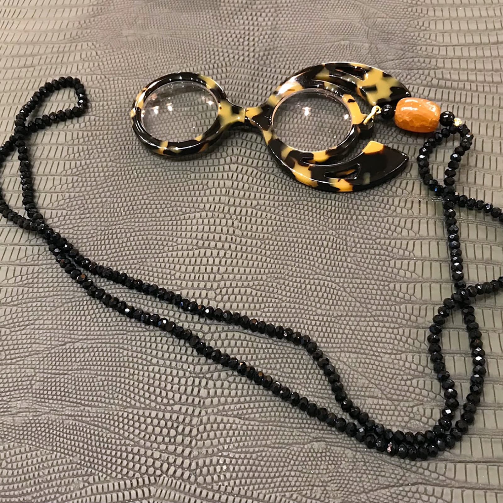 Colgante con gafas de cristales de aumento con forma de jirafa - Federpticos Idiakez - Donostia