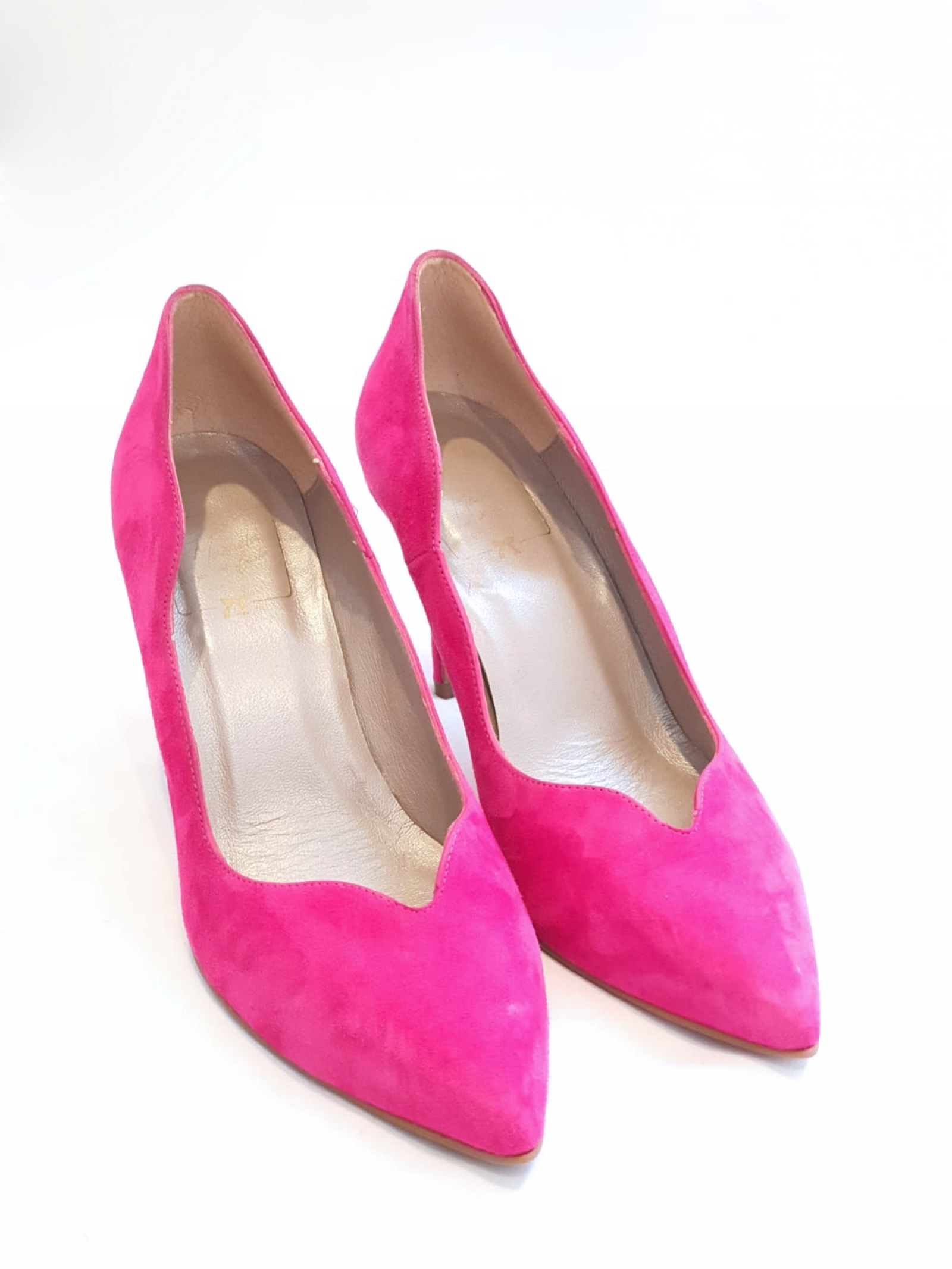 Maravillosos zapatos stiletto buganvilla en ante con tacón cómodo